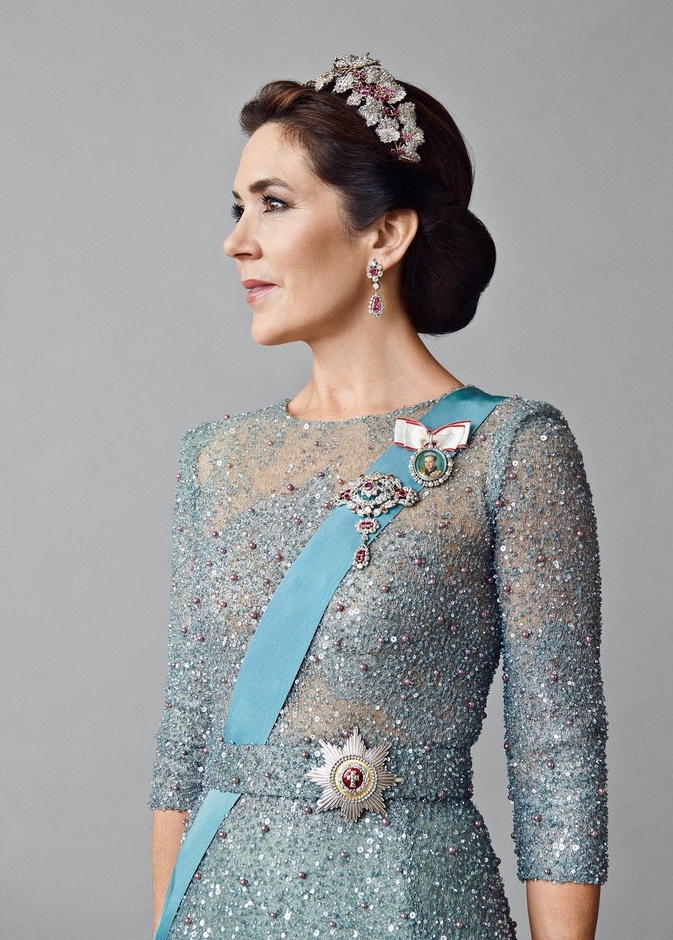 تعرفوا على المجوهرات الفخمة التي ظهرت بها الأميرة ماري في صورها الرسمية