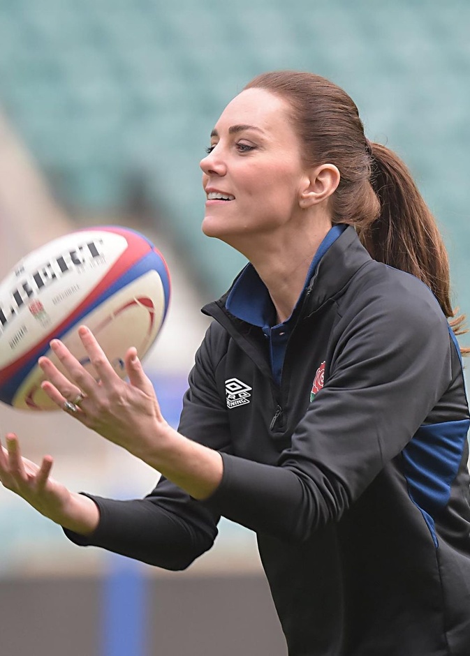 كيت ميدلتون تستعرض مهارتها في الركبي في زيارة لملعب تويكنهام