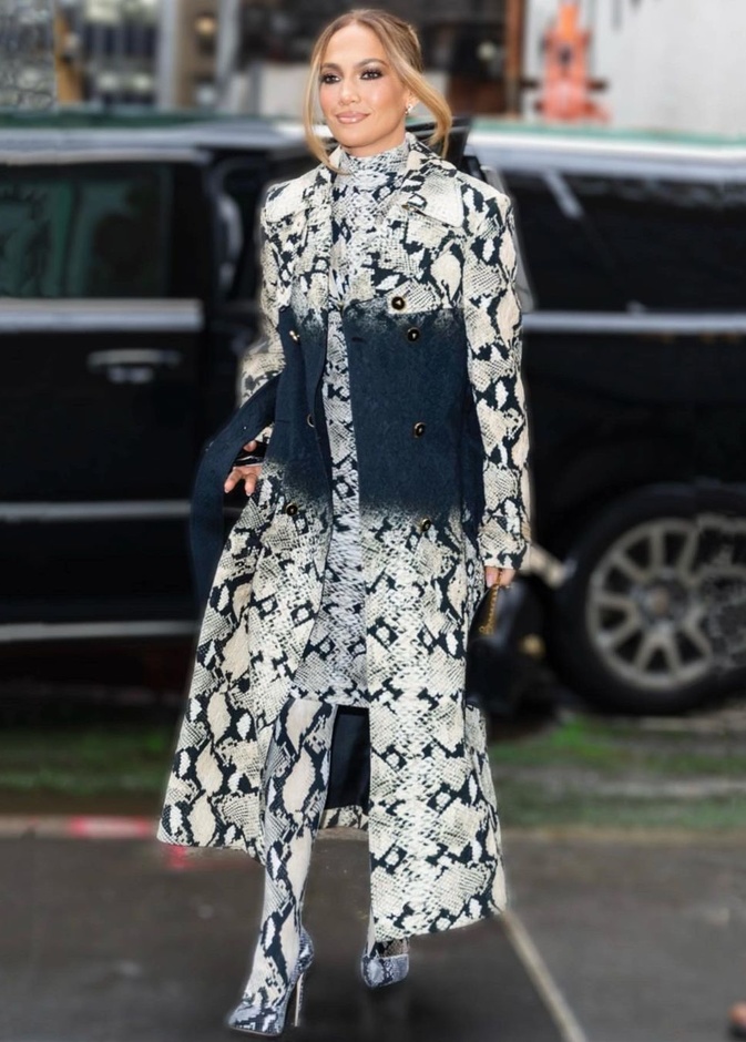 صور إطلالات جينيفر لوبيز استثنائية وخارجة عن المألوف هذا الأسبوع