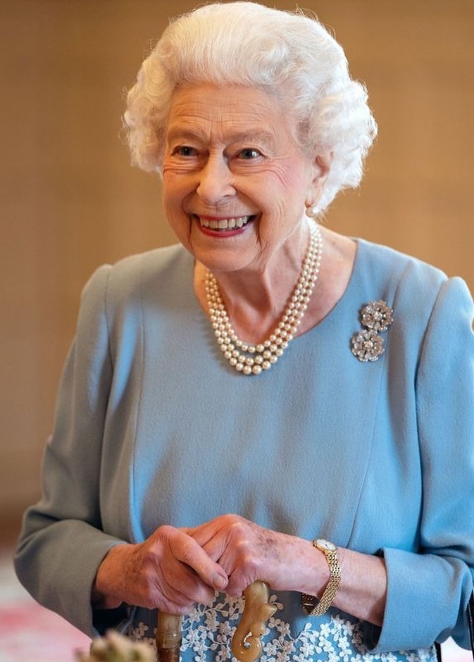 ملكة بريطانيا تظهر بعصا مشي كان يستخدمها زوجها الراحل