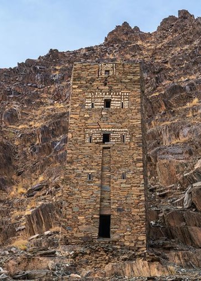 قصور وادي عيا.. فن التكيّف مع الطبيعة الساحرة في عسير