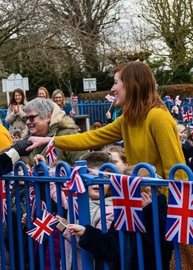 استقبال حافل لكاميلا باركر بالأعلام بعد حصولها على لقب ملكة بريطانيا المستقبلية 