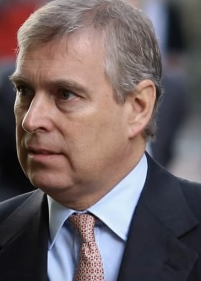 الأمير أندرو قام بزيارة الملكة سرا كل ليلة لمدة أسبوع واعتذر لها ولابنتيه 