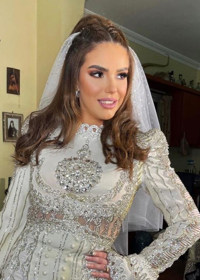 تفاصيل الإطلالة الجمالية لـ دنيا عبد العزيز في حفل زفافها