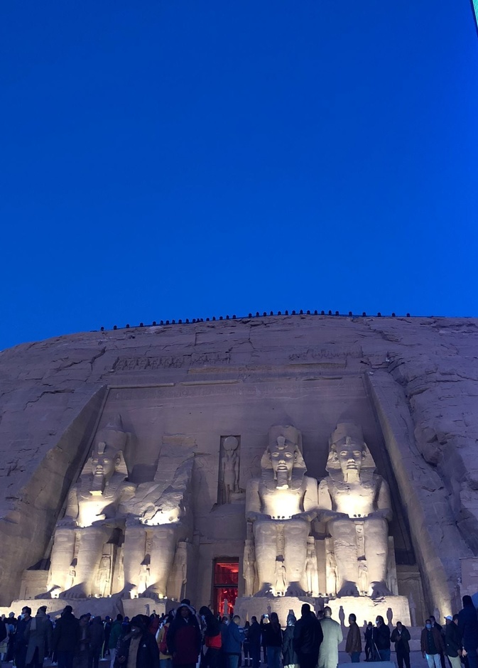 شاهد.. احتفالات تعامد الشمس على وجه رمسيس الثاني في أبوسمبل بمصر بتاريخ مميز 