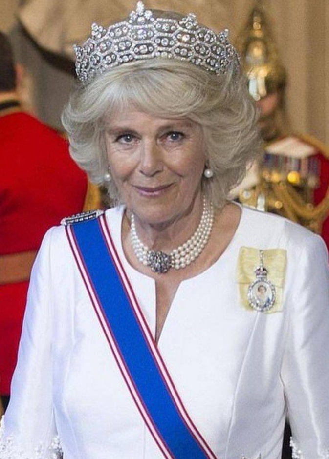 دوقة كورنوال سترتدي تاج الملكة الأم الذي لا يقدر بثمن في مراسم تتويج زوجها ملكا للبلاد