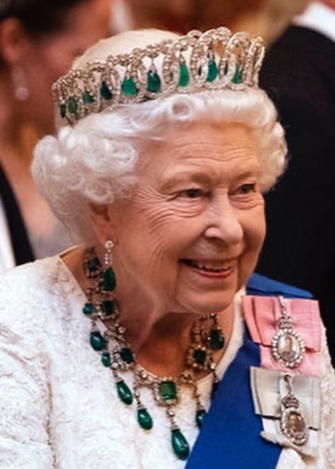 مجوهرات إليزابيث الثانية ملكة بريطانيا المرصعة ببريق الأحجار الكريمة