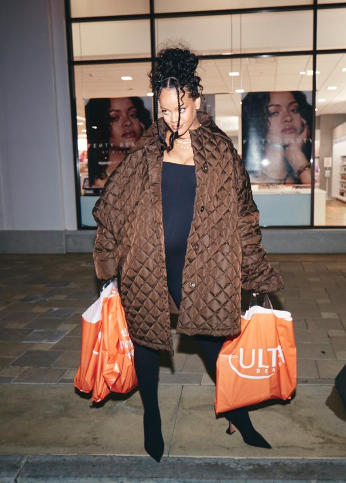 أحدث إطلالة شتوية لريهانا بعد الحمل