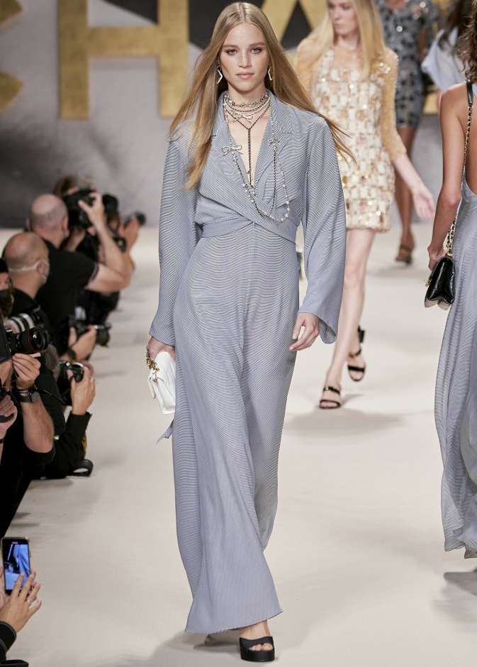 تصاميم ربيع وصيف 2022 جمبسوت مميّز من CHANEL