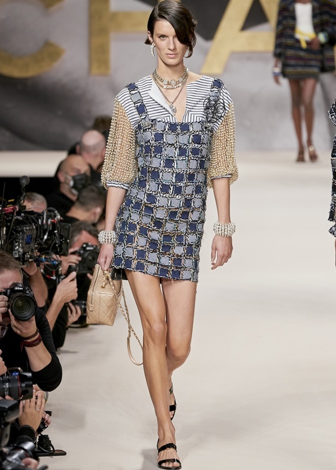 تصاميم من اللّون الأزرق البترولي لإطلالة مميّزة من CHANEL