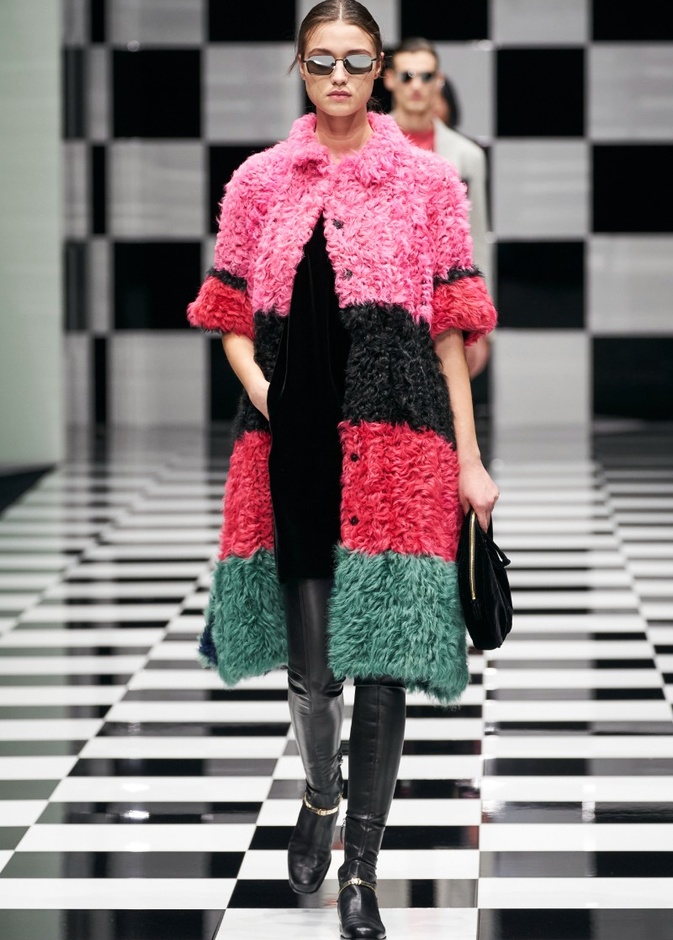 مجموعة الأزياء النسائية من عرض Emporio Armani  لخريف 2022
