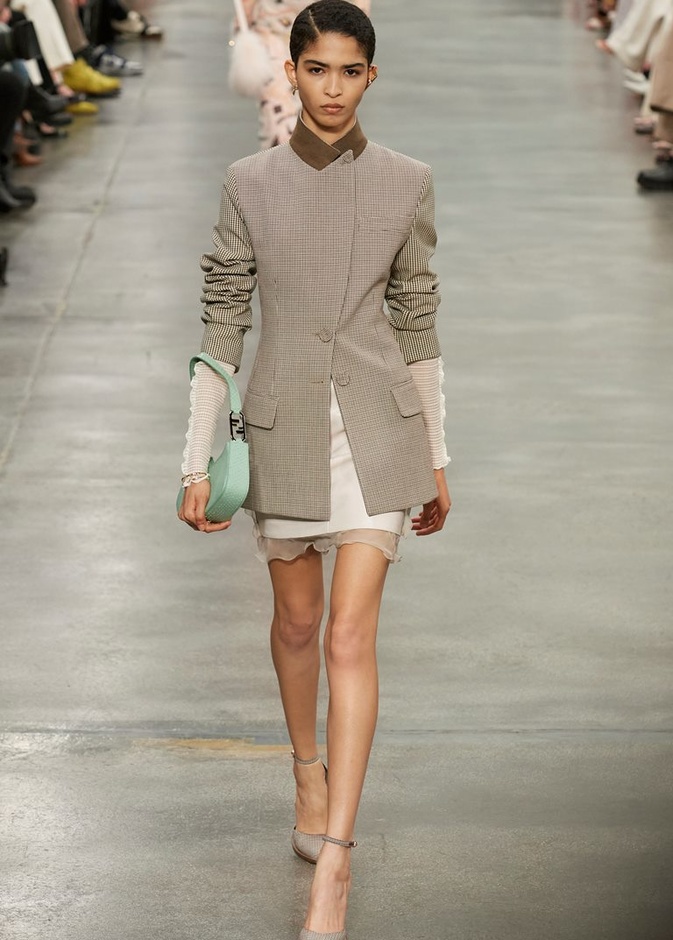 مجموعة Fendi لخريف 2022 تجمع القوة والليونة تماماً كما المرأة