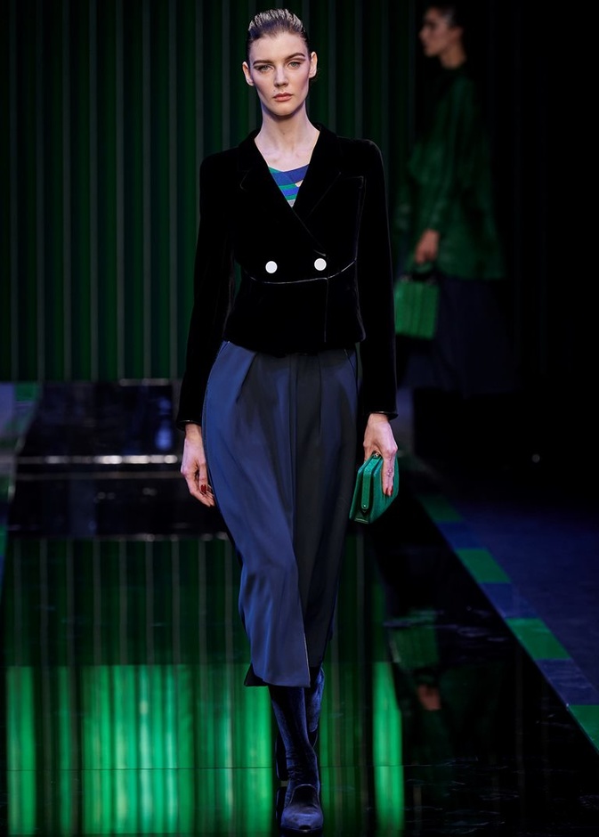عرض Giorgio Armani  لخريف 2022 مجموعة غارقة في عصر موسيقى الجاز