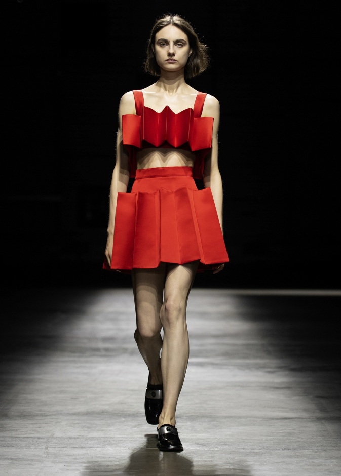 إطلالات عصرية باللّون الأحمر من Christopher Kane
