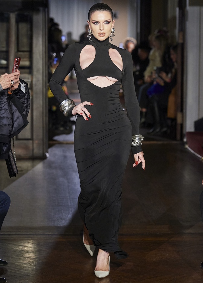 تفاصيل إطلالة جوليا فوكس الجريئة بأسبوع الموضة في نيويورك في أول ظهور بعد انفصالها عن كاني ويست