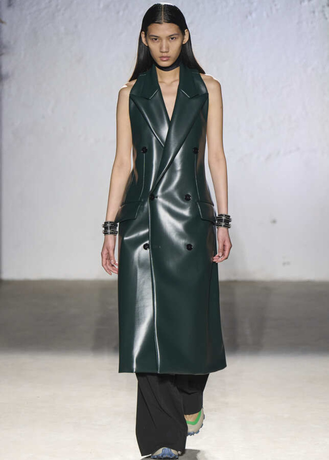الألوان الحيادية والتصاميم الكلاسيكية سيطرت على عرض MM6 MAISON MARGIELA في ميلانو