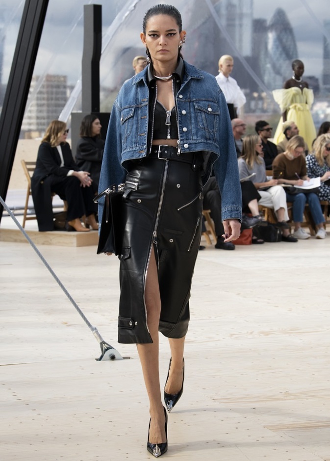 أفكار تنسيق الجاكيت الدنيم بأسلوب عصري من Alexander McQueen