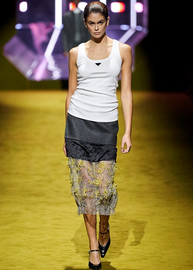 مجموعة Prada لخريف شتاء 2022 تكرّس إيديولوجيا الدار بلمسة عصرية