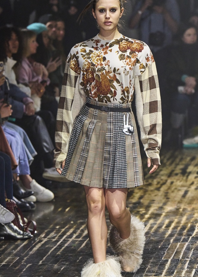 عرض أزياء مجموعة Preen by Thornton Bregazzi لموسم خريف وشتاء 2022 في لندن