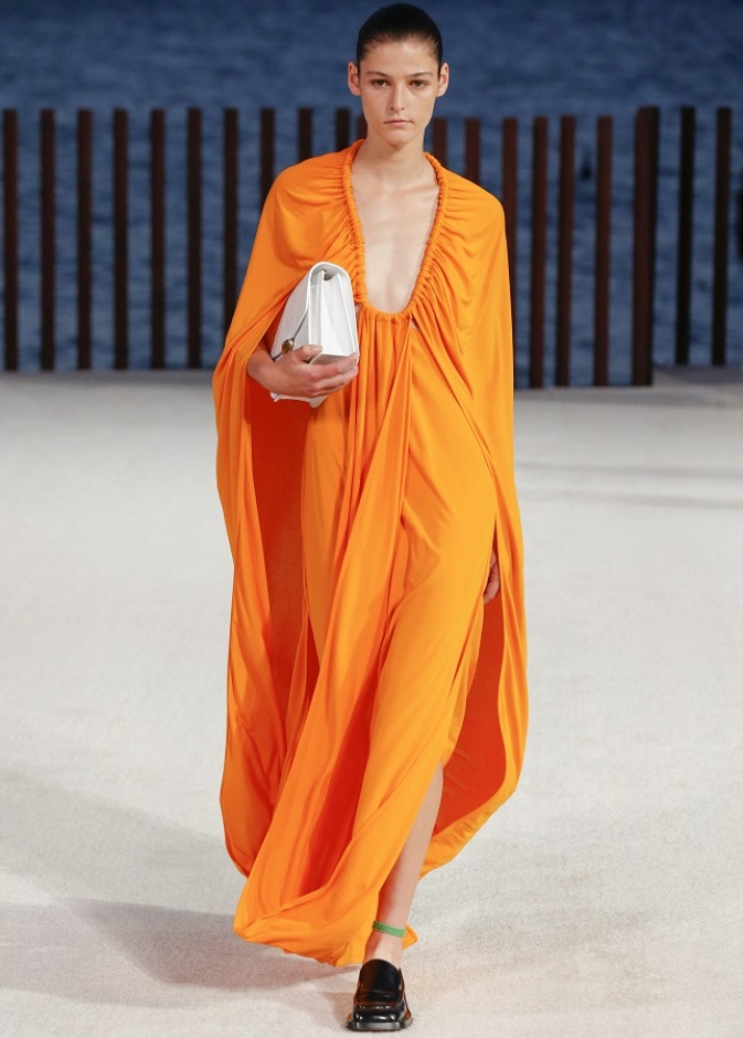 ألوان صيف 2022 بإطلالة جريئة باللّون البرتقالي من Proenza Schouler