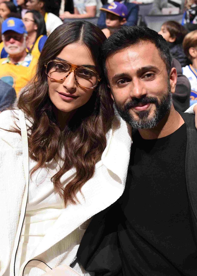 زوج سونام كابور متهم بالاحتيال الضريبي