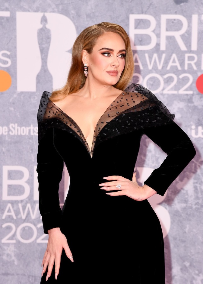 أديل تتألق بلمسة ملكية بفستان من المخمل الأسود