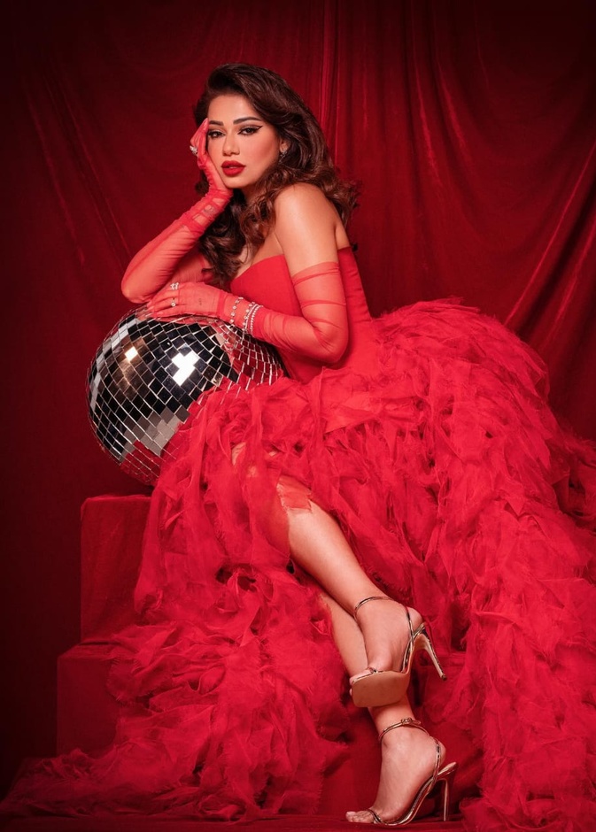 النجمات يخطفن الأنظار بإطلالات مميزة قبل يوم الحب