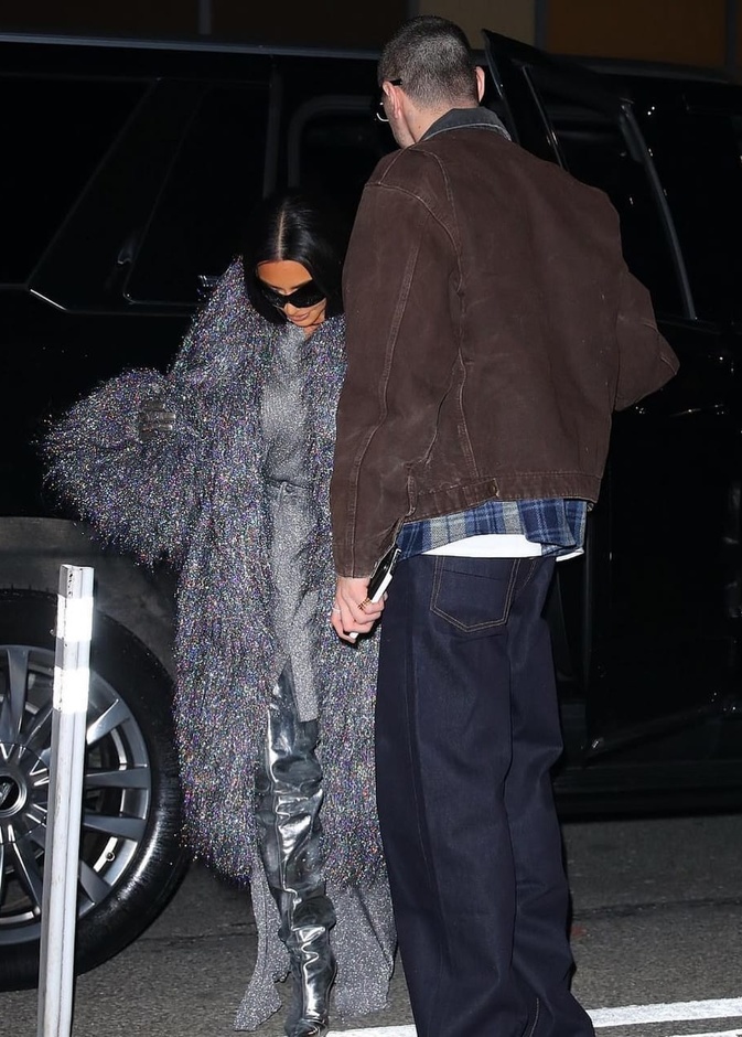 تعرفوا على سعر معطف كيم كارداشيان الذي تسبب في أزمة بينها وبين كاني ويست