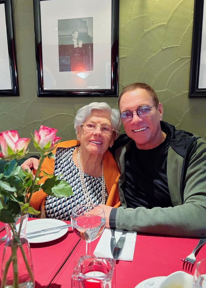 جان كلود فان دام يحتفل بعيد ميلاد والدته