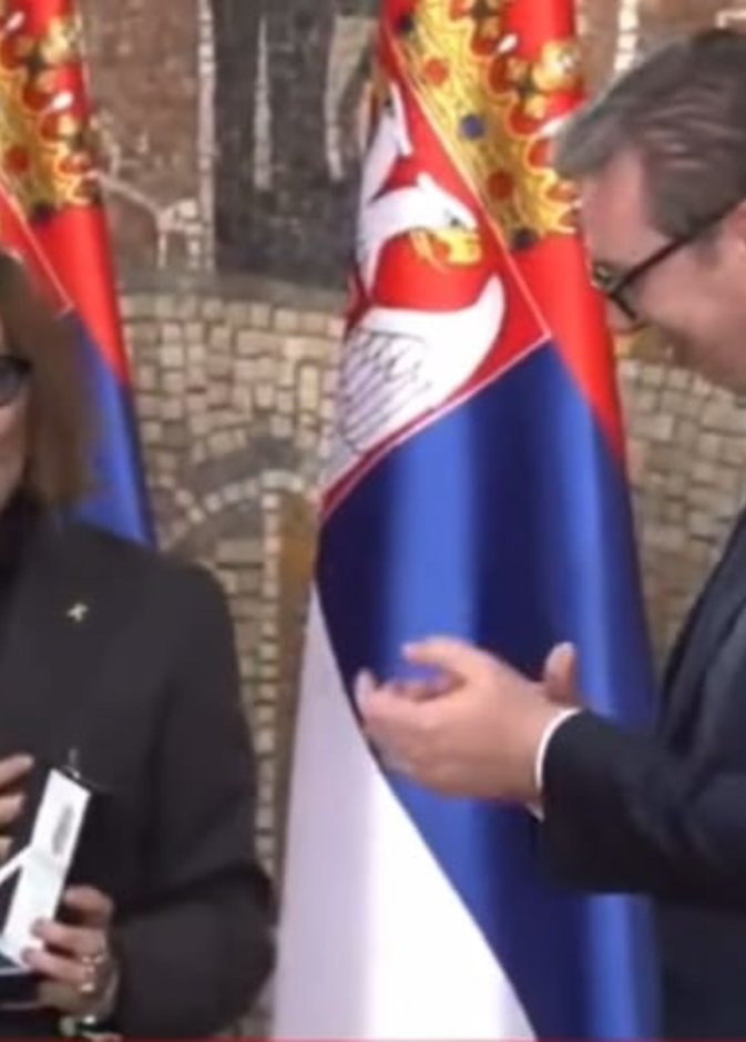 جوني ديب يحصل على وسام الشرف من الرئيس الصربي