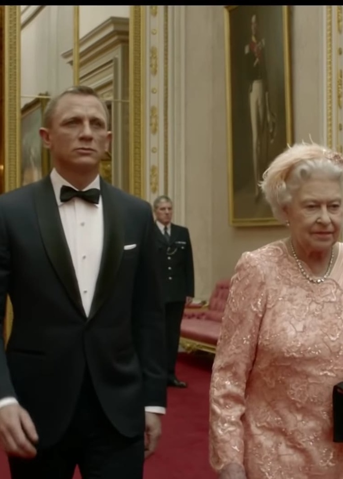 دانيال كريج يكشف الكواليس الكوميدية لمشهده الشهير مع الملكة إليزابيث الثانية