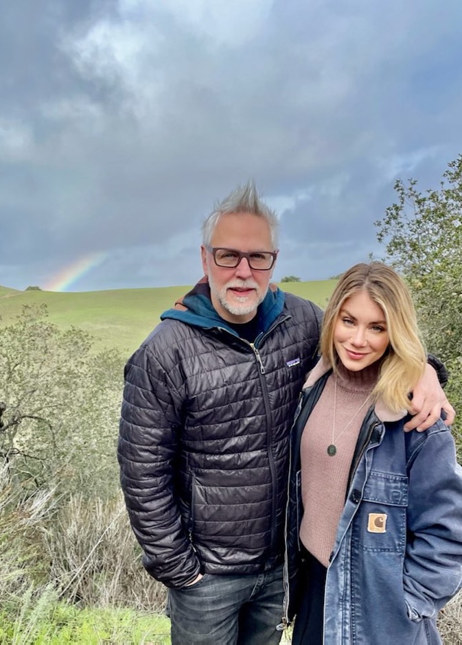 جيمس غان وجينيفر هولاند يعلنان خطبتهما رسميًا