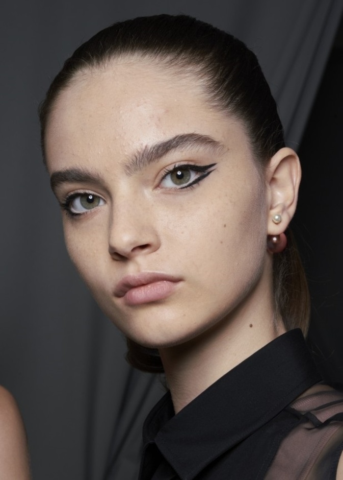 طرق تطبيق الكحل الأبيض داخل العين صيحة مكياج 2022