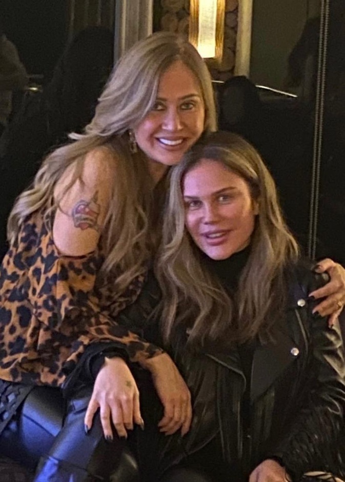 نيكول سابا وشقيقتها