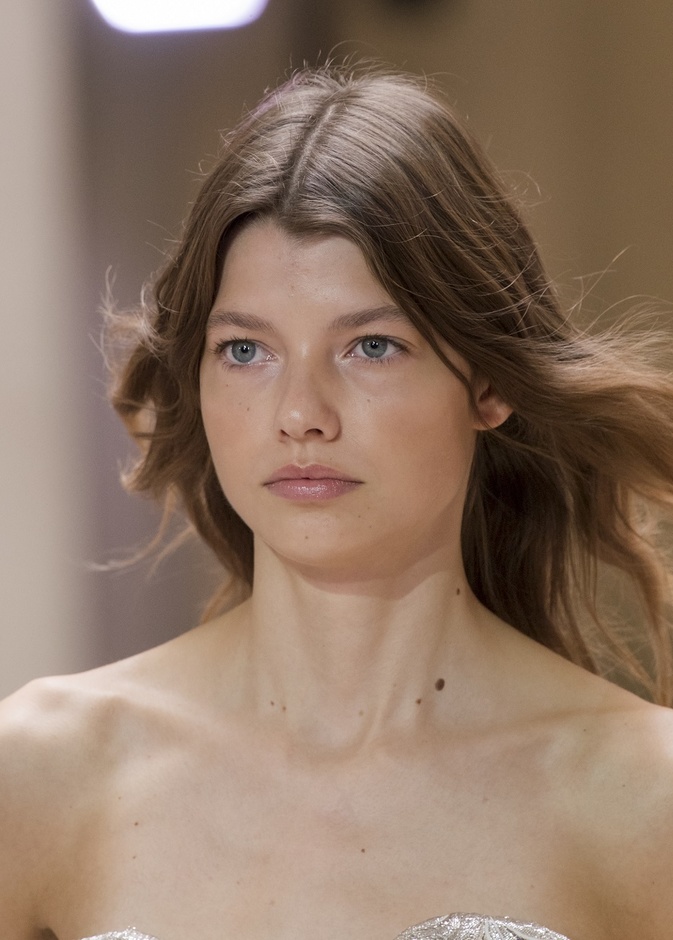 بشرة نقية ونضرة - عارضة دار Ermanno Scervino