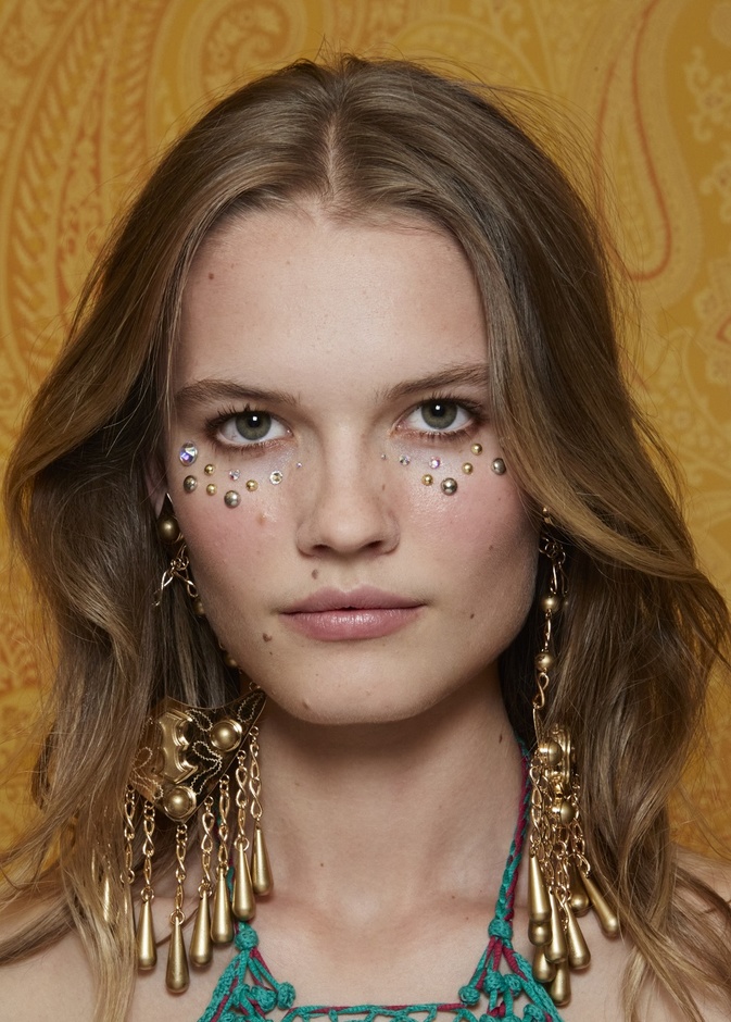 أحدث صيحات مكياج عيون غير مألوفة للمرأة الجريئة من منصات الأزياء