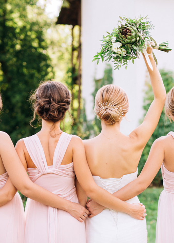 وصيفة شرف تنسحب من حفل زفاف صديقتها بسبب خطيبها