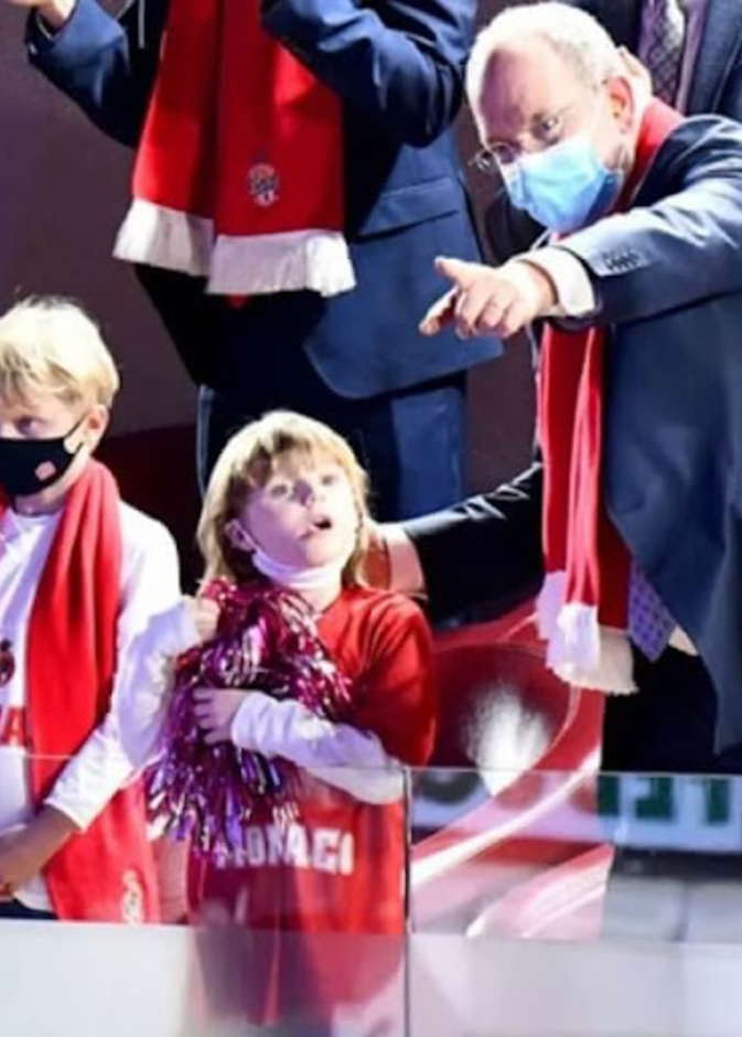 شاهدوا أحدث ظهور للأمير ألبرت الثاني بصحبة طفليه التوأم