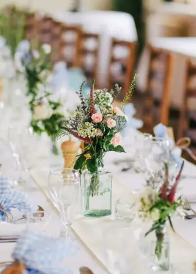 عروس تصدم ضيوفها بحرقها لباقة زهورها