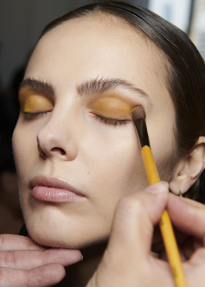 إطلالات جمالية لفتت الأنظار في كواليس عروض الموضة في نيويورك 2022