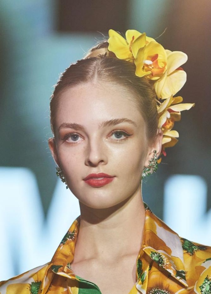 أكسسوارات شعر غير تقليدية لربيع 2022 من Fendi
