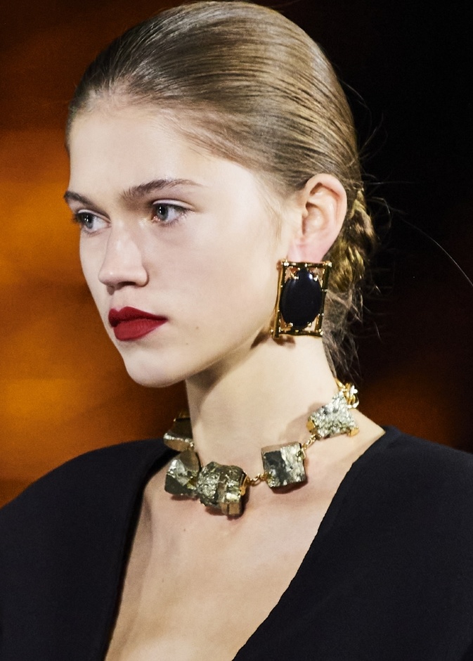 الوان احمر شفاه بارزة بتدرجات اللون الاحمر المخملي من دار Saint Laurent