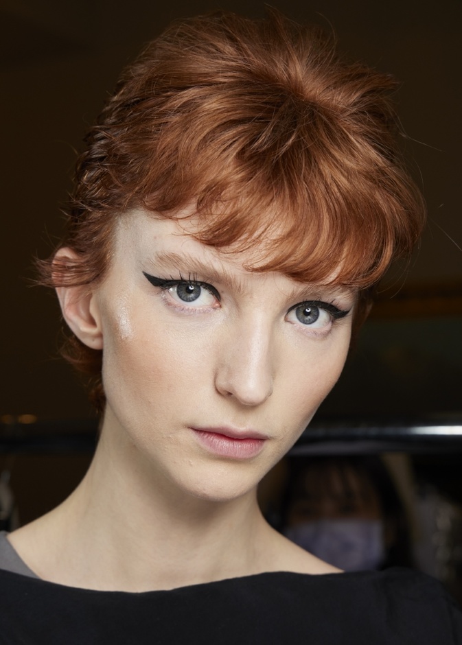 رسمات آيلاينر هندسية وجريئة أبرز صيحات عروض الموضة في لندن