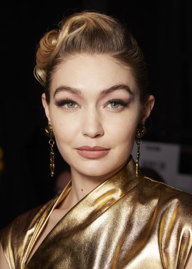 رسمات آيلاينر جريئة وتسريحات شعر مرفوعة في عروض أسبوع ميلانو للموضة 2022