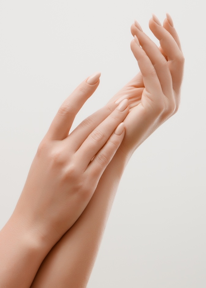 زيت الزيتون يعالج البشرة الجافة وينعمها أثناء الشتاء