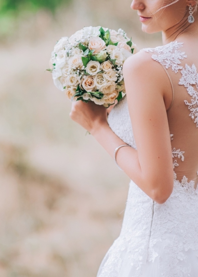 طريف لطفل صغير يسير على طرحة العروس