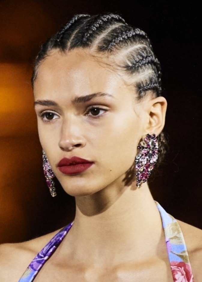 صيحات شعر مرصودة من منصات الأزياء وأهم المستحضرات اللازمة