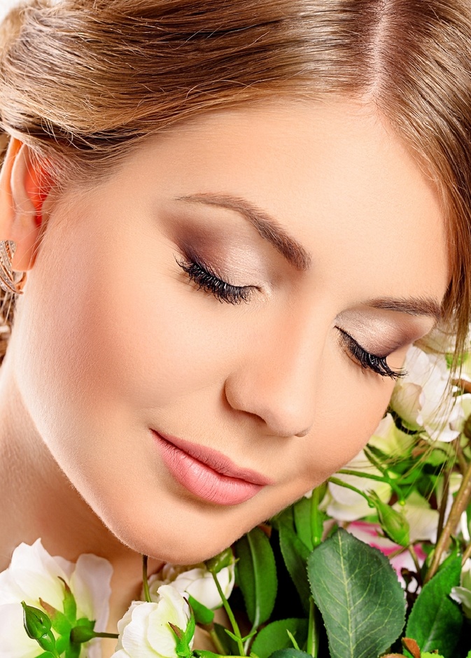 shutterstock_الوصفات الطبيعية تساعد في تطويل رموش العروس