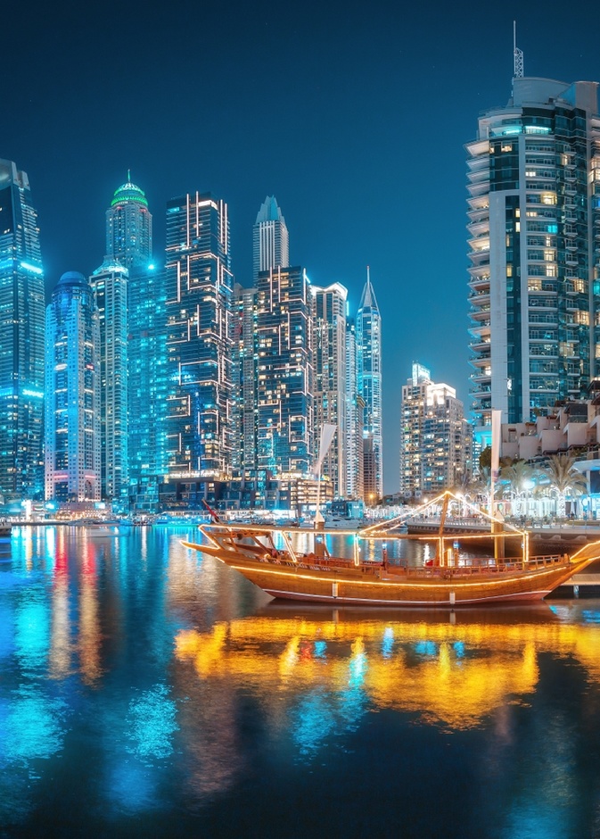 shutterstock_قارب الداو في دبي