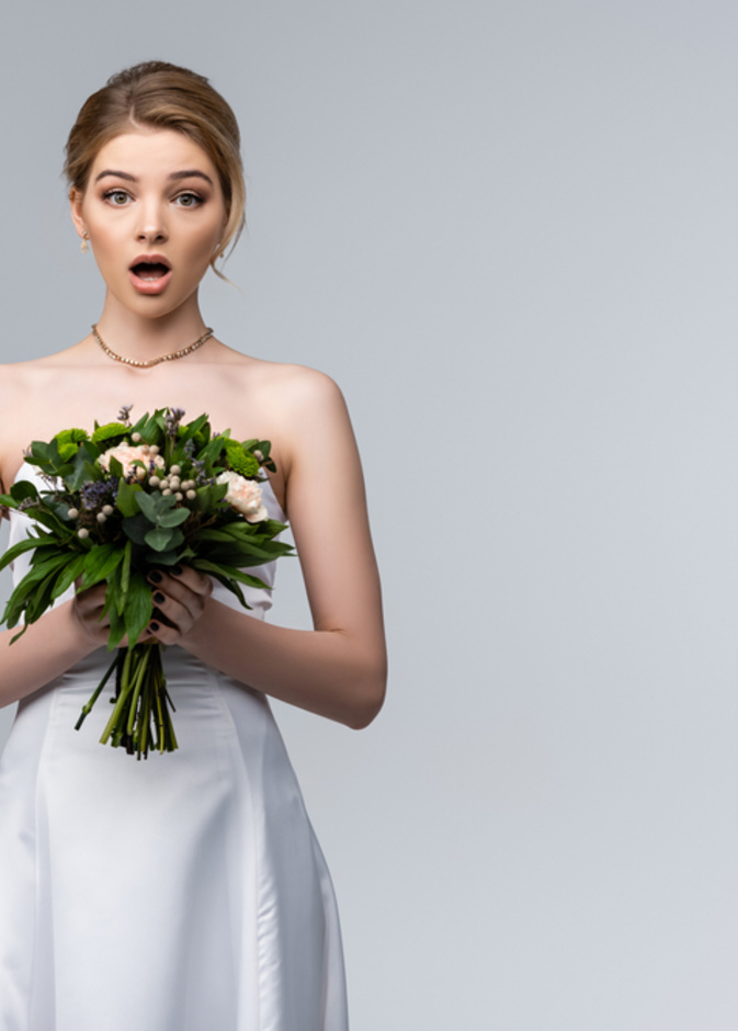 والدة وشقيقة العريس سرقتا فستان زفاف عروسه